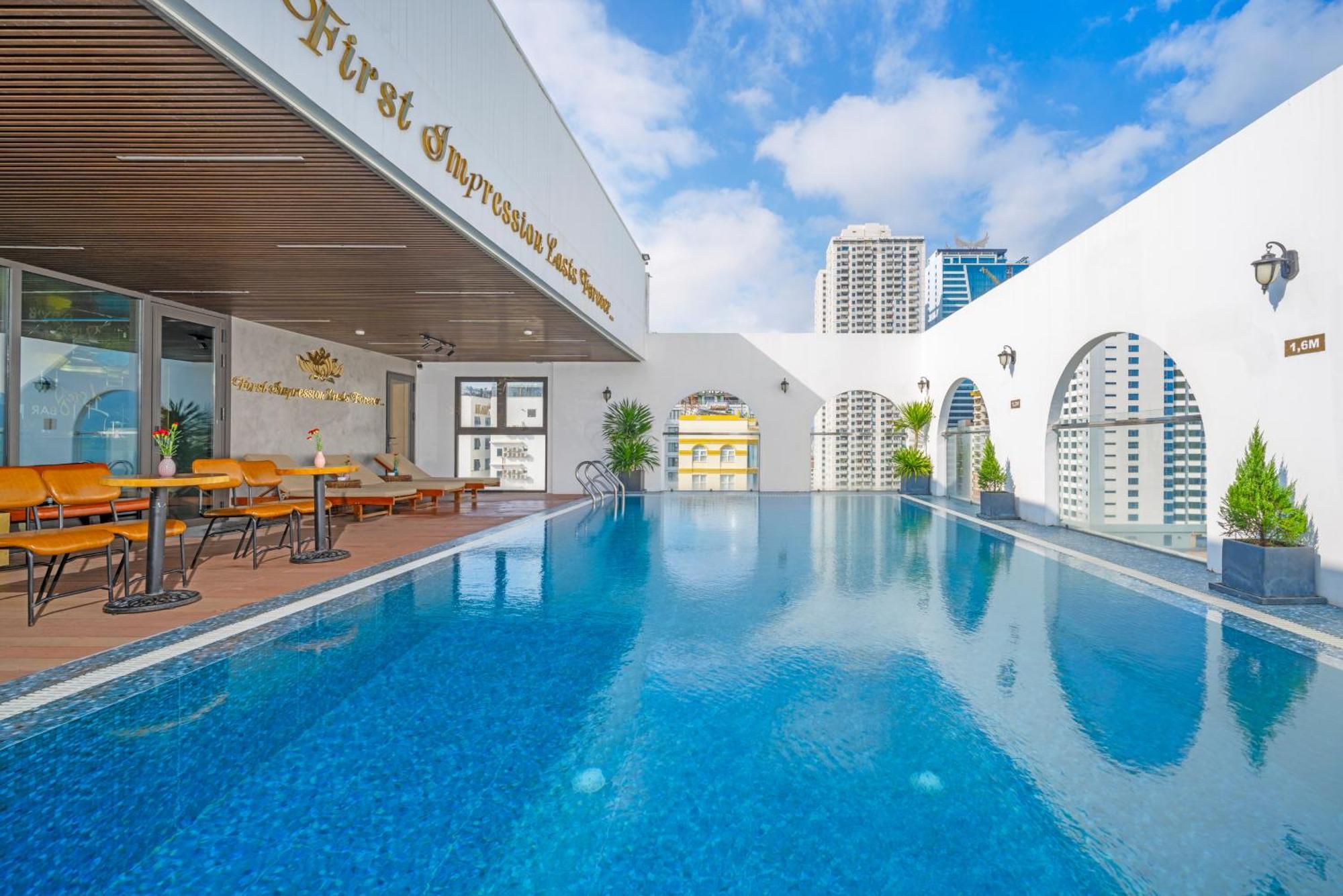 Golden Lotus Hotel Da Nang - Rooftop Bar Sea View Екстериор снимка